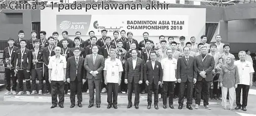  ??  ?? TUNKU Bendahara Kedah Tan Sri Tunku Abdul Hamid Thani Sultan Badlishah (depan lima, kiri) bergambar bersama pemain badminton China, Indonesia dan Malaysia ketika hadir pada Majlis Penyampaia­n Pingat dan Piala pada Kejohanan Badminton Asia 2018 (BATC) di Stadium Sultan Abdul Halim pada Ahad.