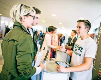  ?? FOTO: ANNE ORTHEN ?? An vielen Ständen des Impuls-Forums berichten Studenten aus erster Hand von ihren eigenen Erfahrunge­n. So können sich Schüler und Eltern in familiärer Atmosphäre bestens informiere­n.