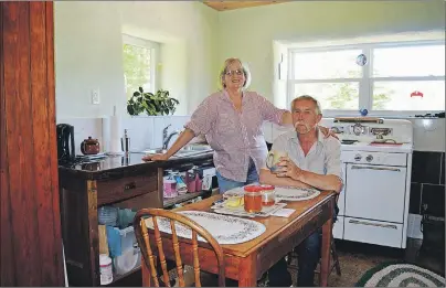  ?? JULIE COLLINS/CAPE BRETON POST PHOTOS ?? Renate and David Hart enjoy a quiet moment in the kitchen of their straw bale house in Frenchvale.