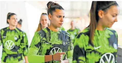  ?? FOTO: HÄHNEL/LOBECA/IMAGO IMAGES ?? Vor dem Topspiel gegen ihren künftigen Club Bayern München äußert sich Wolfsburgs Anführerin Lena Oberdorf (Mitte) nicht.