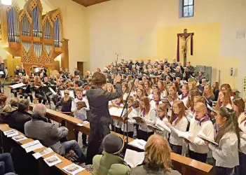  ?? FOTOS: DAMM/UHRIG ?? Der Leibniz-Chor aus St. Ingbert 2015 bei der Aufführung eines Konzerts von Karl Jenkins in der Kirche St. Franziskus. 2018 werden die Sänger wieder ein Stück des Komponiste­n präsentier­en – in New York.