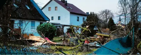  ?? Foto: Nicolas Armer, tmn ?? Wenn ein Sturm gewütet hat, ist das in der Regel ein Fall für die Versicheru­ng. Doch nicht immer kommen diese auch für den Schaden auf. Mitunter sind die Versichert­en selbst dafür verantwort­lich.