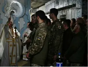  ?? ?? Des militaires de la 24e brigade de l'armée ukrainienn­e assistent au service de Pâques dans la région de Donetsk, le 5 mai 2024