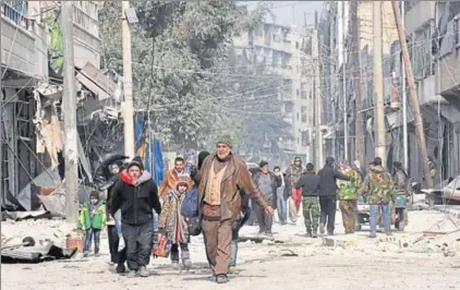  ?? AFP ?? Syrians fleeing violence in Aleppo’s alSalihin neighbourh­ood on December 12, 2016