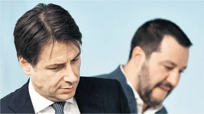  ??  ?? Eine der wenigen politische­n Gewissheit­en in Rom: Premier Giuseppe Conte (li.) und sein Vize Matteo Salvini können und wollen nicht mehr miteinande­r.