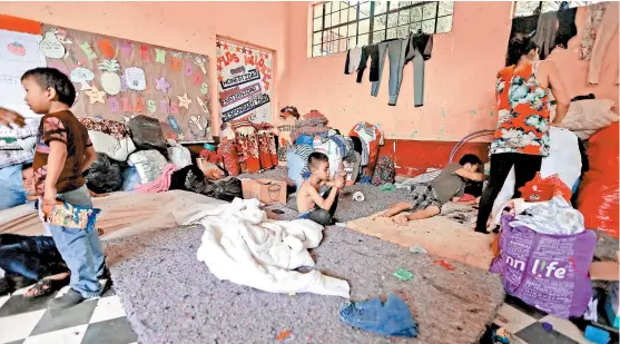  ??  ?? Varios damnificad­os de la erupción del Volcán de Fuego, en la Escuela Oficial Urbana de Escuintla, habilitada como albergue.