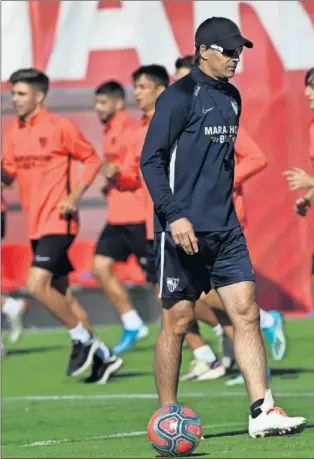  ??  ?? Julen Lopetegui, durante un entrenamie­nto reciente en el estadio Sánchez Pizjuán.