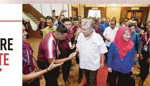  ?? BY MOHD AZREN JAMALUDIN PIC ?? Deputy Prime Minister Datuk Seri Dr Ahmad Zahid Hamidi and his wife, Datin Seri Hamidah Khamis, at a gathering with new students at Tun Hussein Onn Malaysia University in Batu Pahat yesterday.