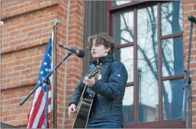  ?? JOSEPH PHELAN — JPHELAN@DIGITALFIR­STMEDIA.COM ?? Junior Bryce North sings a song Friday morning.