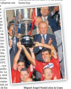  ?? // ABC ?? Miguel Ángel Nadal alza la Copa de 2023 para el Mallorca