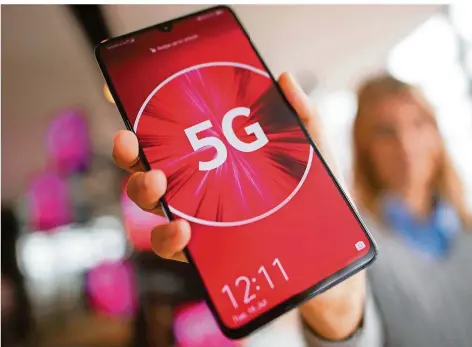  ?? FOTO: FEDERICO GAMBARINI/DPA ?? Obwohl der 5G-Empfang noch nicht überall funktionie­rt, gibt es die Smartphone­s zu einem erschwingl­ichen Preis.