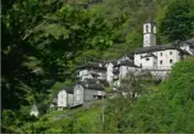  ??  ?? Au Tessin, la rivière Verzasca est l’un des plus belles, mais ses roches glissantes, ses courants et sa températur­e glaciale génèrent des accidents fréquents. Dans la vallée homonyme, le village de Corippo.