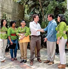  ??  ?? IMPULSO. El gobernador de Chiapas, Manuel Velasco, se reunió con líderes empresaria­les en la entidad.