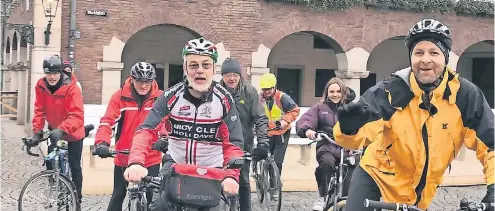  ?? RP-FOTO: MARC INGEL ?? Bruno Reble (3.v.l.) und ein Dutzend weiterer Radler testeten gestern die Prologstre­cke der Tour de France in Düsseldorf.