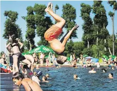  ?? Foto: MAFRA ?? Biotop Radotín „Déšť vodu v koupališti čistí,“říká ředitel radotínské­ho biotopu Jan Barák. V Radotíně je sezona v plném proudu.