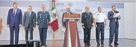  ??  ?? El comisionad­o Nacional de Seguridad, Renato Sales Heredia (centro), presentó el sexto informe de avances en el combate a la delincuenc­ia a nivel nacional, donde anunció la ampliación del operativo Escudo-Titán a Guanajuato.