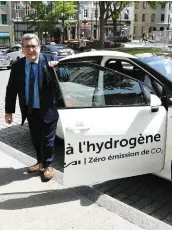  ?? PHOTO STEVENS LEBLANC ?? Le maire de Québec, Régis Labeaume, a fait l’essai routier d’une Toyota Mirai, un modèle de voiture à pile à hydrogène.