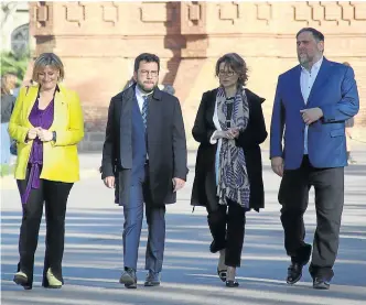  ?? ACN ?? Meritxell Serret a su llegada al TSJC acompañada de destacados miembros de ERC.