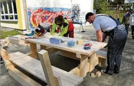  ??  ?? Männer von Thüringen-forst und weitere Helfer sorgten für zwei neue Sitzkombin­ationen mit jeweils einem Tisch und zwei Bänken. Fotos: Susanne Seide