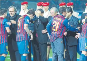  ?? FOTO: EDUARD OMEDES ?? Platini le puso la medalla a Xavi tras la victoria del Barça ante el Santos