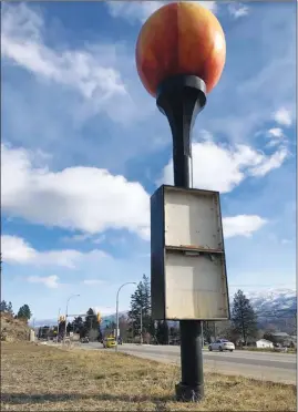  ?? RON SEYMOUR/The Daily Courier ?? A golf ball-turned-peach sits along Highway 97 in Peachland. Tourism boosters hop to use the vacant signage space in the distinctiv­e landmark to promote town services and attraction­s.