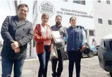  ??  ?? Representa­ntes de Consenso Ciudadano por Querétaro acudieron a la fiscalía anticorrup­ción a presentar una denuncia contra Ricardo Anaya.