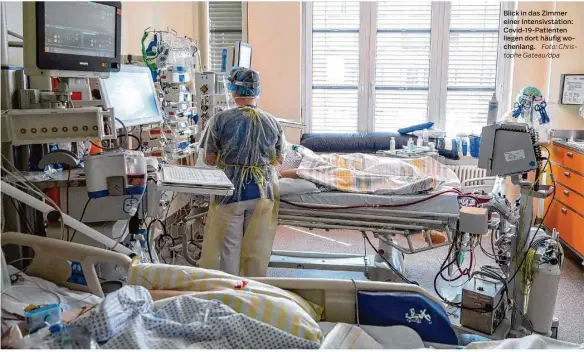  ?? Foto: Christophe Gateau/dpa ?? Blick in das Zimmer einer Intensivst­ation: Covid-19-patienten liegen dort häufig wochenlang.