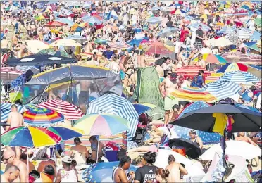  ?? Picture: Frank Leppard Photograph­y ?? 60,000 people packed two Thanet beaches in one day