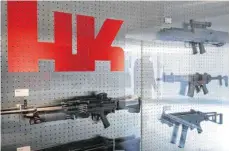  ?? FOTO: MARIJAN MURAT ?? Schreiben mit kritischem Inhalt zu umstritten­en Waffenexpo­rten der Firma Heckler & Koch hätten an die angeschrie­benen Kreisräte weitergege­ben werden müssen, entschied das Bundesverw­altungsger­icht.