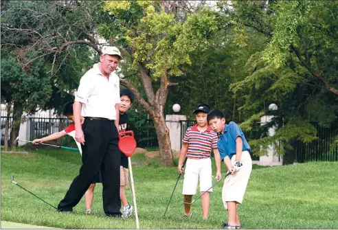  ?? LI HAO / FOR CHINA DAILY ?? Foreign coaches are sought after by parents who hope golf will open doors of opportunit­y for their children.