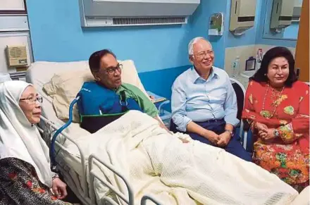 ??  ?? Prime Minister Datuk Seri Najib Razak and his wife, Datin Seri Rosmah Mansor, with Datuk Seri Anwar Ibrahim at Kuala Lumpur Hospital yesterday. With them is Anwar’s wife, Datuk Seri Dr Wan Azizah Wan Ismail.