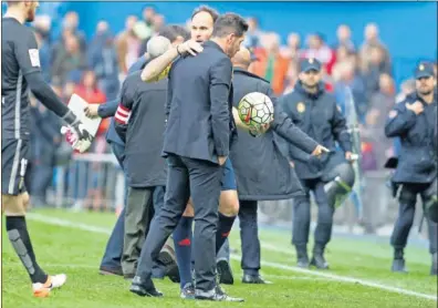  ?? ?? Mateu Lahoz conversa con Simeone tras expulsarle en un partido ante el Málaga en 2016.