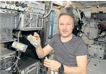  ?? FOTO: MATTHIAS MAURER/ESA/NASA ?? Ein paar letzte Experiment­e stehen vor dem Rückflug zur Erde noch auf dem Programm: Dieses Foto zeigt, wie Astronaut Matthias Maurer in der Raumstatio­n Proben von Oberfläche­n sammelt.