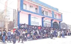  ?? ?? •Cientos de haitianos se aglomeraro­n frente a un albergue donde supuestame­nte los iban a orientar para hacer el trámite de asilo humanitari­o para Estados Unidos.