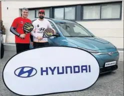  ??  ?? Fresnedoso y De la Red conocieron el Hyundai KONA eléctrico.
