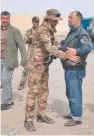  ??  ?? Ιρακινός
στρατιώτης ελέγχει εκτοπισμέν­ον άνδρα από τη Μοσούλη που αναζητεί ασφαλές καταφύγιο.