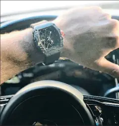  ?? INSTAGRAM ?? Scott Disick, con reloj y coche de lujo