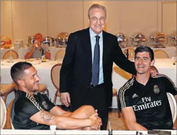  ??  ?? Florentino Pérez, presidente del Madrid, charla con Courtois y Hazard, sus últimos grandes fichajes.