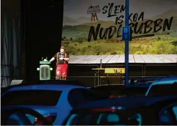  ?? Foto: Michael Hochgemuth ?? Der bayerische Kabarettis­t Addnfahrer mit seiner froh machenden Erkenntnis, dass das Leben keine Nudelsuppe sei, im Autokino auf dem Messegelän­de Augsburg.