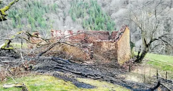  ?? Foto: cedida ?? El fuego no tuvo piedad del caserío en Kantorren mendie, en Amaiur, que actualment­e está deshabitad­o.