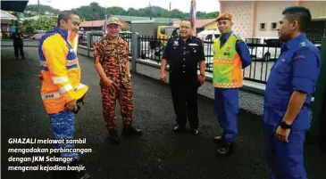  ??  ?? GHAZALI melawat sambil mengadakan perbincang­an dengan JKM Selangor mengenai kejadian banjir.