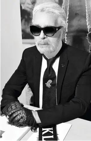  ??  ?? Karl Lagerfeld à son bureau. Comme une photo d’écolier, pour celui qui a gardé une franchise et un sens de la répartie très enfantins.