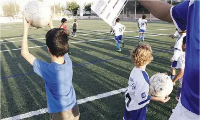  ?? Foto: A. García ?? Fußball verbindet: Sport bringt Kinder verschiede­ner Nationen schnell zusammen.