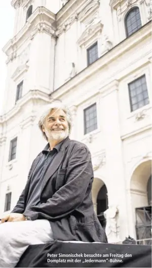  ??  ?? Peter Simonische­k besuchte am Freitag den Domplatz mit der „Jedermann“-Bühne.