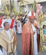  ?? J.VALENZUELA ?? El obispo Jesús Castro encabezó la procesión en la Zona Colonial.