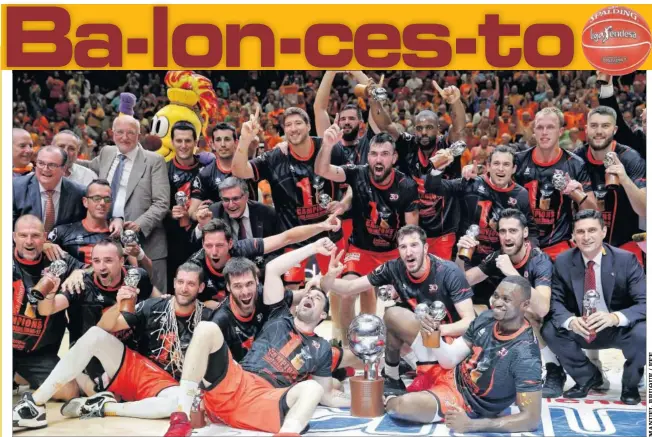  ??  ?? EL MAYOR ÉXITO DE SU HISTORIA. Los jugadores del Valencia Basket celebran junto a Juan Roig el primer título de Liga de la historia del club.