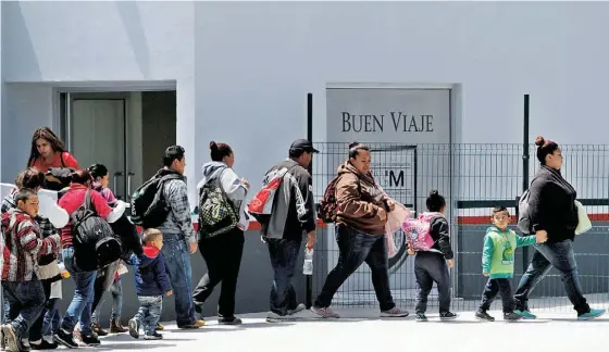  ??  ?? Famílias fazem fila na fronteira em Tijuana, no México, para entrar nos EUA. Vão pedir asilo e esperam não ser separadas