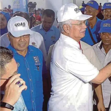  ?? PIX BY AZHAR RAMLI ?? Prime Minister Datuk Seri Najib Razak at an event with the fishermen community at the Malaysian Fisheries Developmen­t Board jetty in Chenang yesterday.