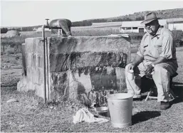  ??  ?? 1964 “Doodskop-drankie” uit die Sandveld. Mnr. Pieter van Zyl van Zeekoevlei, Clanwillia­m, was in 1964 nog een van baie min boere wat sy eie witblits gestook het. Die “doodskop-drank” het glo ná ’n jaar op die rak soos petrol gelyk en kon in ’n motor gebruik word. G’n wonder die Sandvelder­s het geglo as die prop klap, moet ’n man jou pyp doodmaak, anders is die wêreld aan die brand!