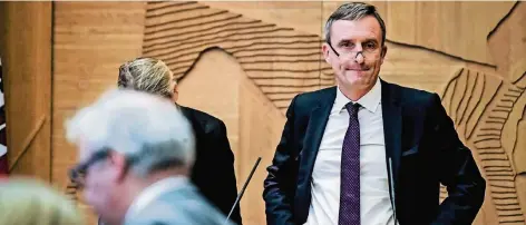  ?? FOTO: ANDREAS BRETZ ?? Oberbürger­meister Thomas Geisel (SPD) gestern vor Beginn der Ratssitzun­g. Nächste Woche lädt er wieder in den Plenarsaal ein.